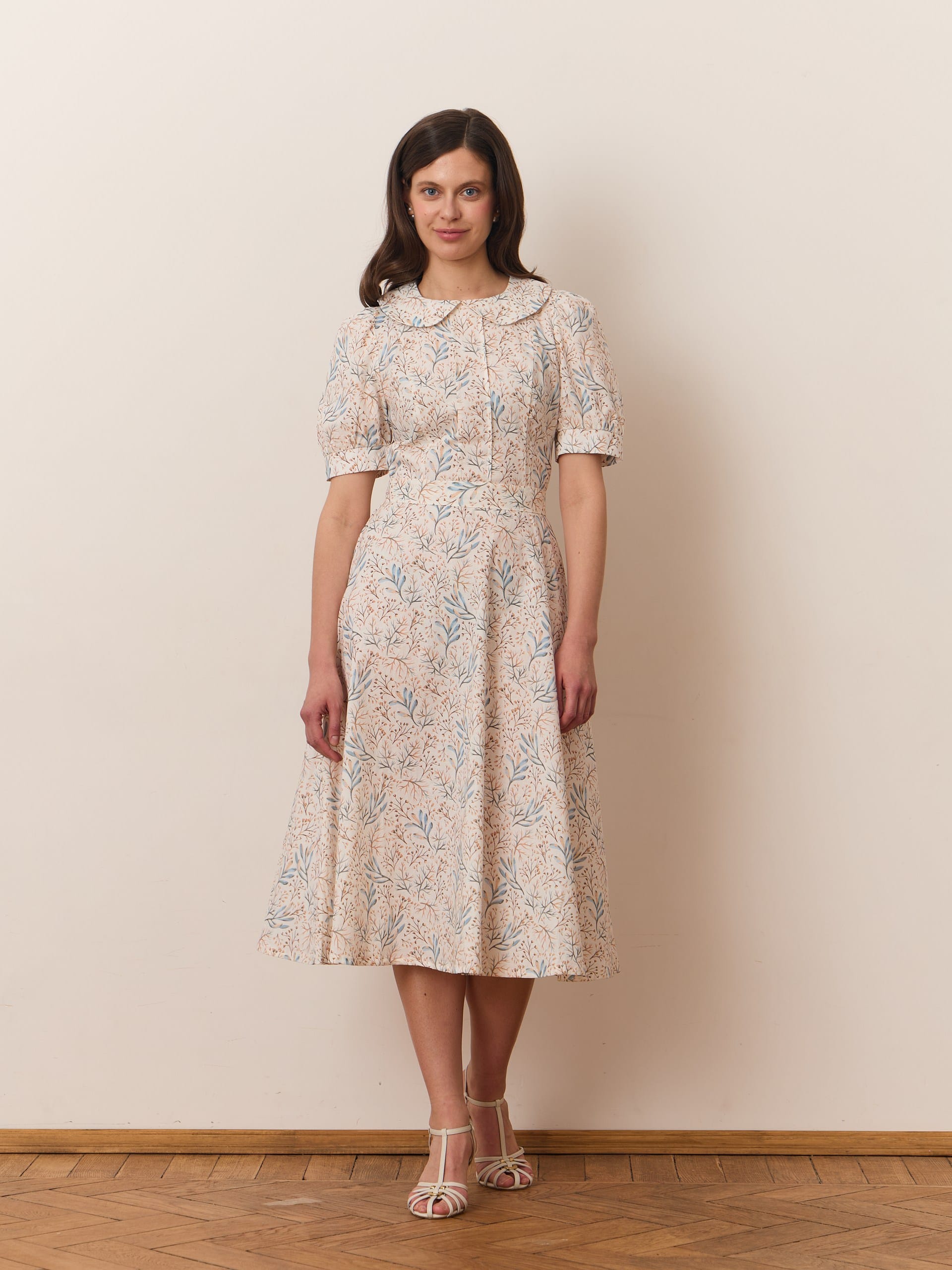 Платье с отложным воротником. Фото 1