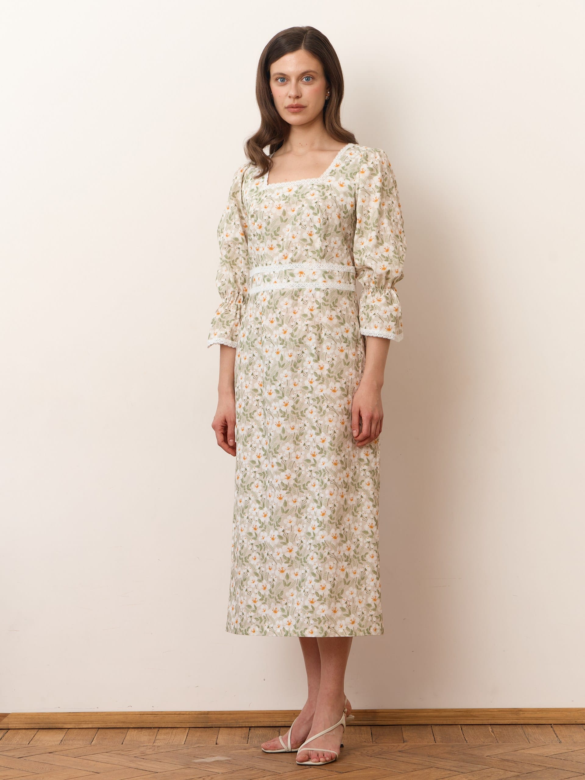 Платье с квадратным вырезом. Фото 1