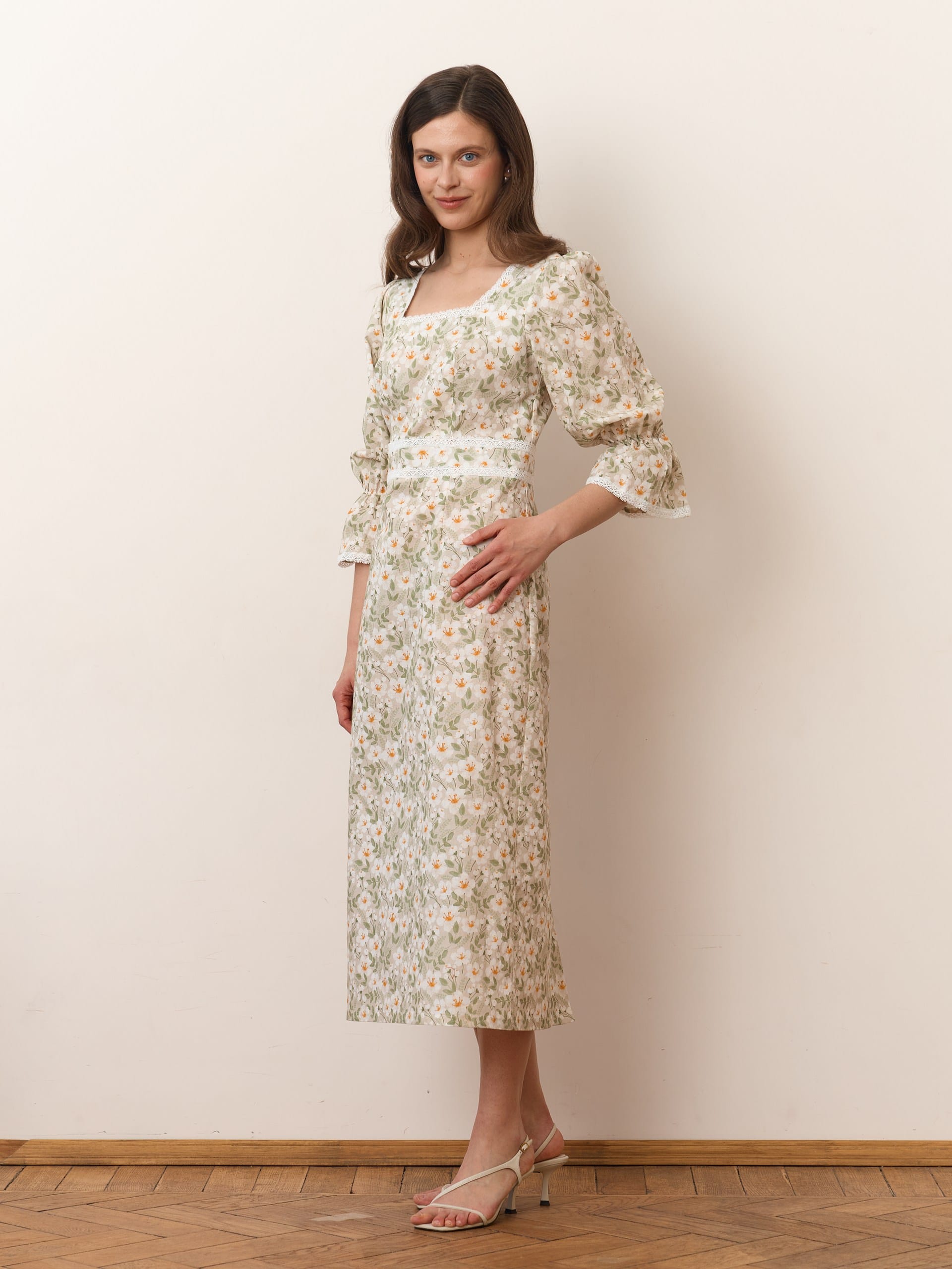 Платье с квадратным вырезом. Фото 4