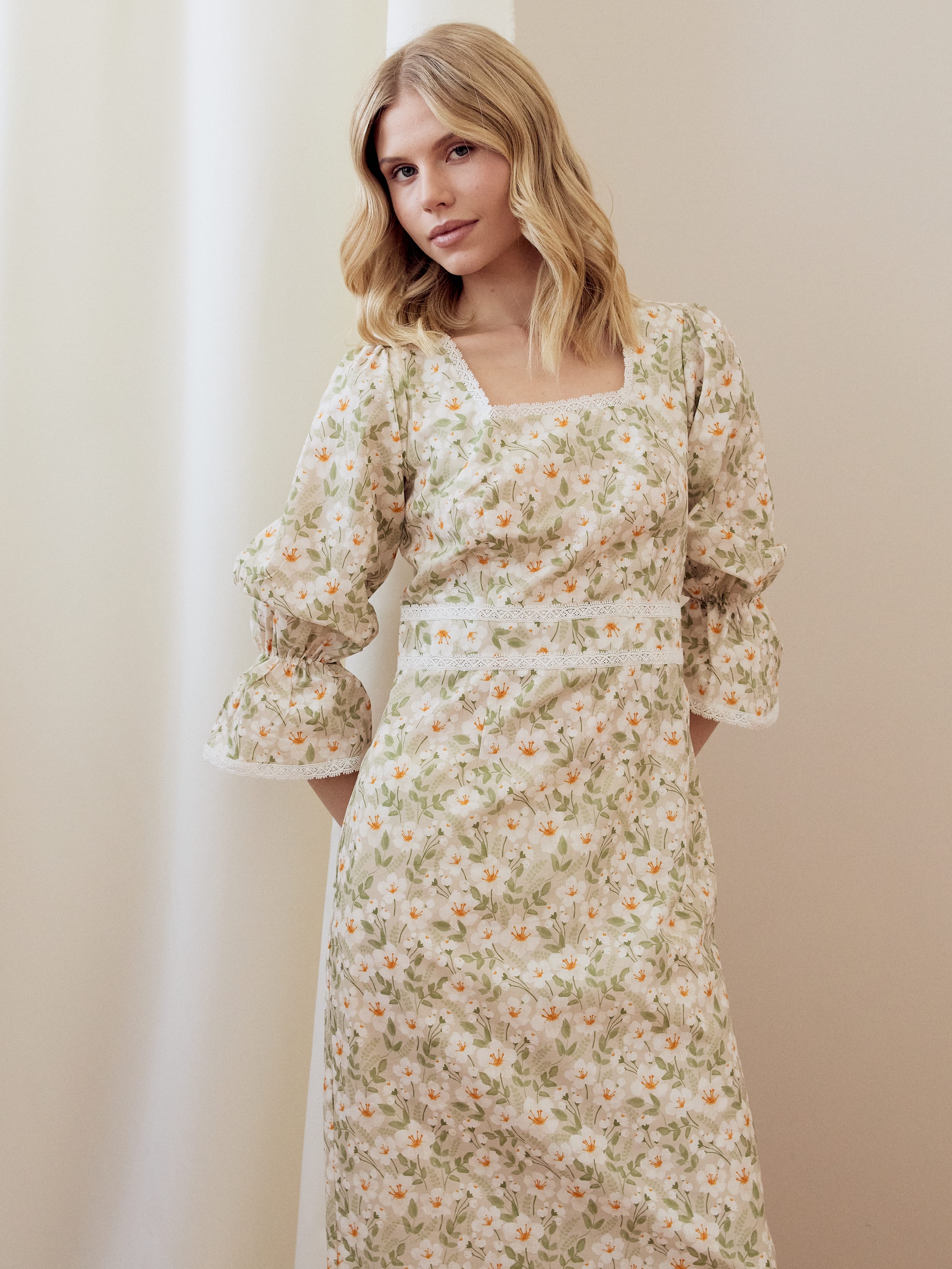 Платье с квадратным вырезом. Фото 15