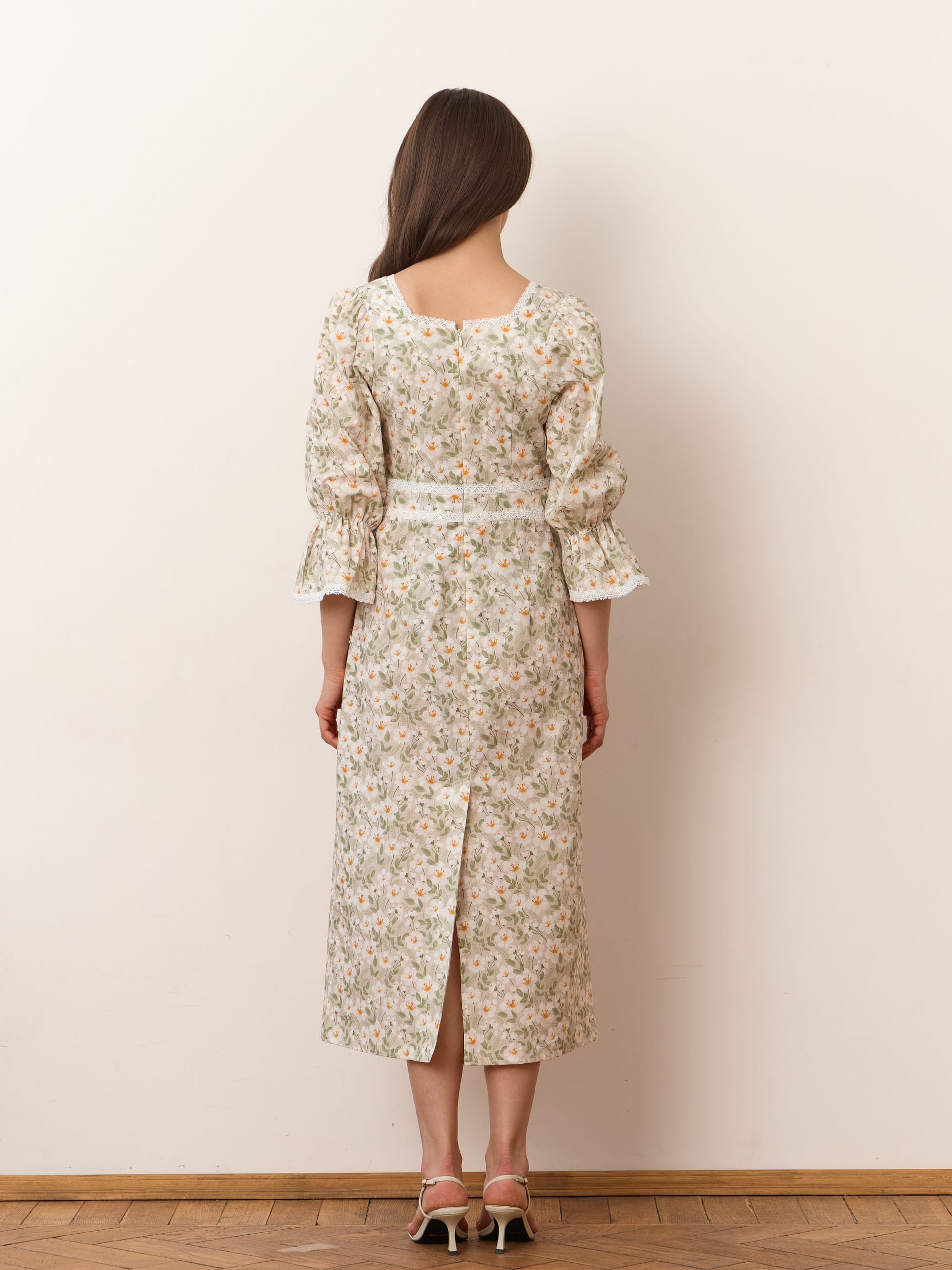 Платье с квадратным вырезом. Фото 3