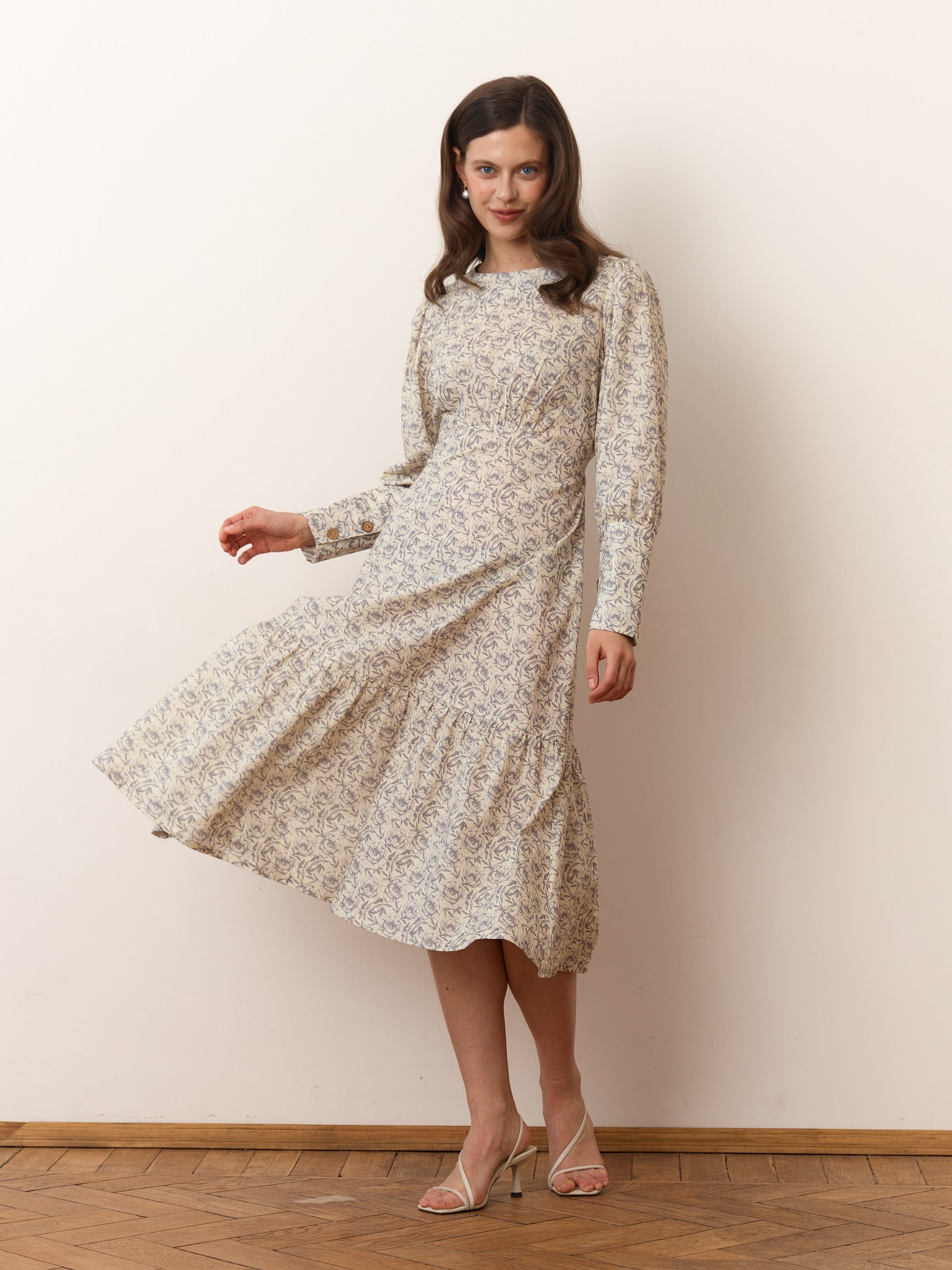 Платье с широкими манжетами. Фото 6