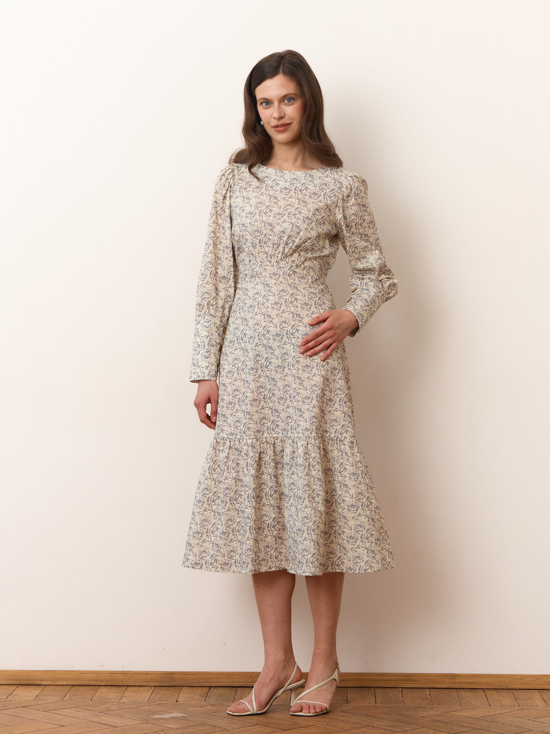 Платье с широкими манжетами. Фото 4