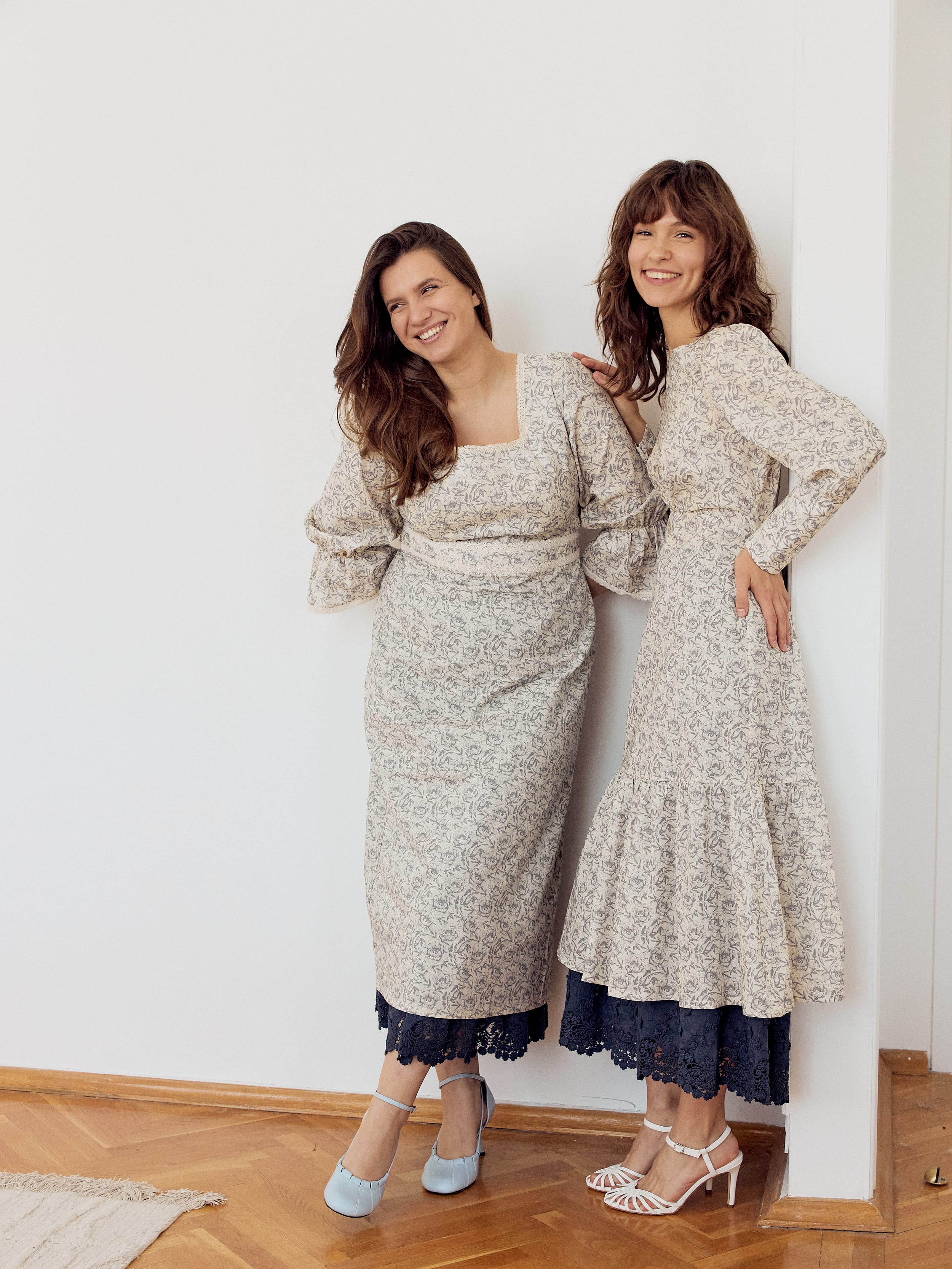 Платье с широкими манжетами. Фото 16