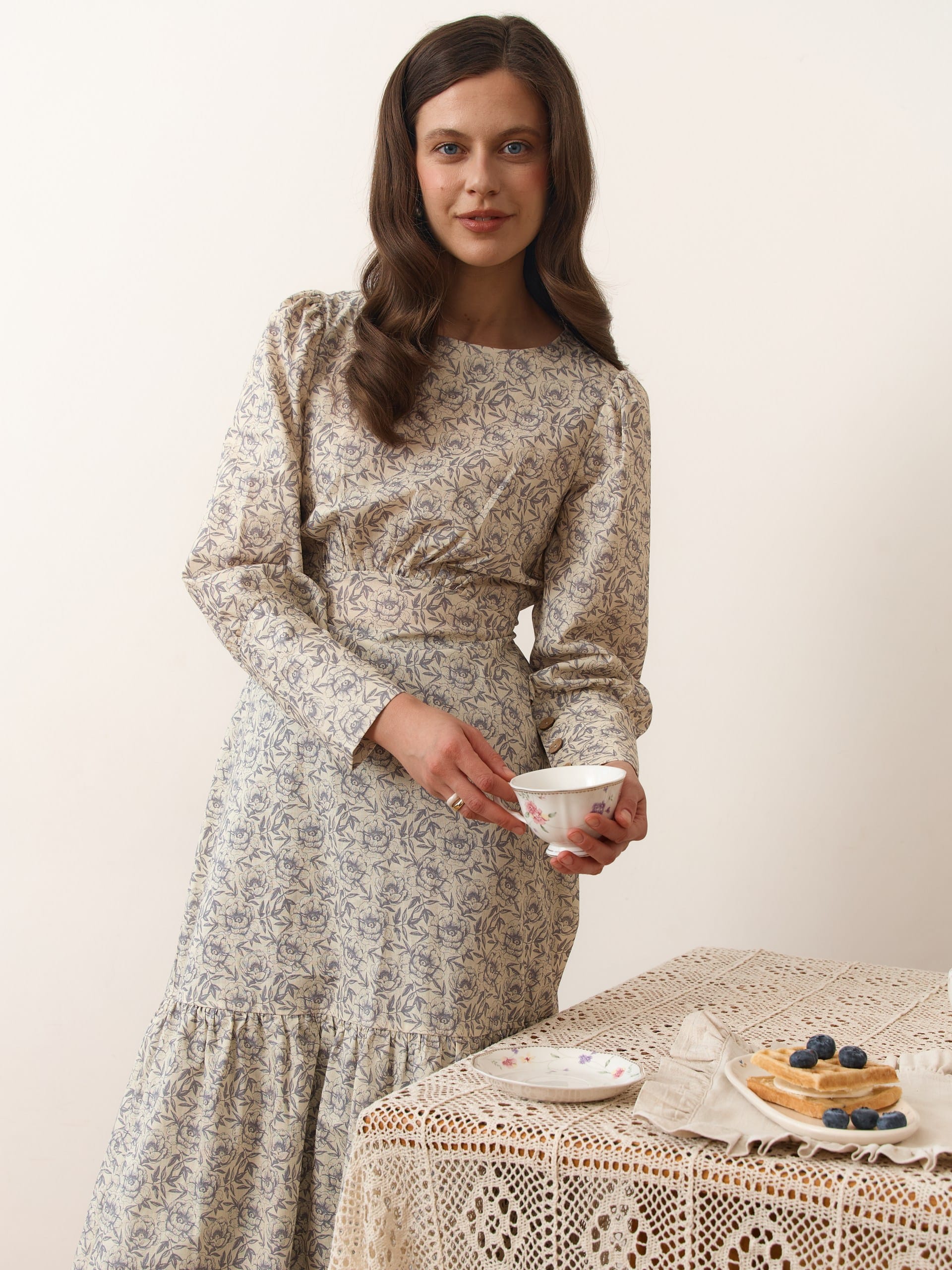 Платье с широкими манжетами. Фото 11