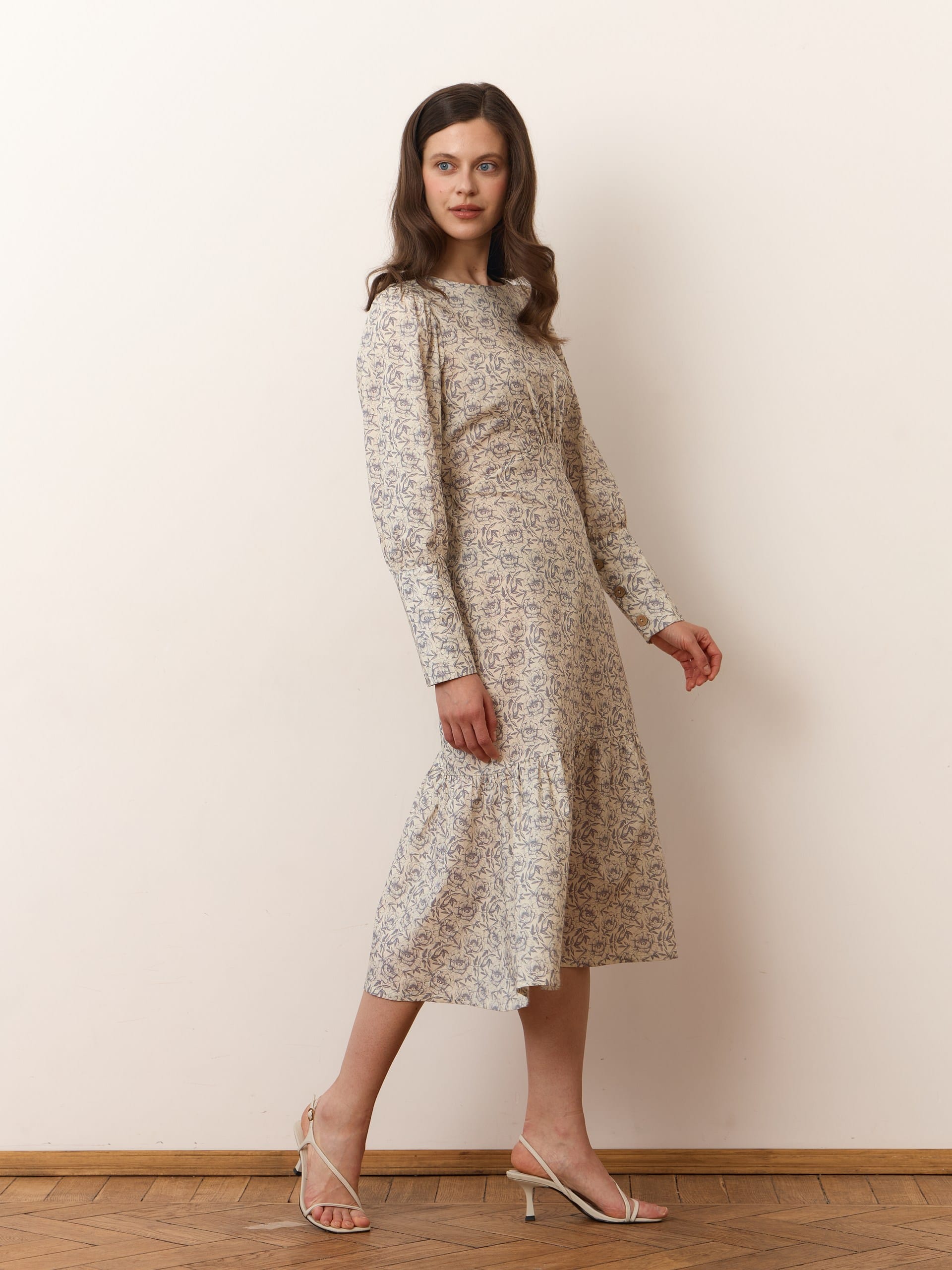 Платье с широкими манжетами. Фото 5